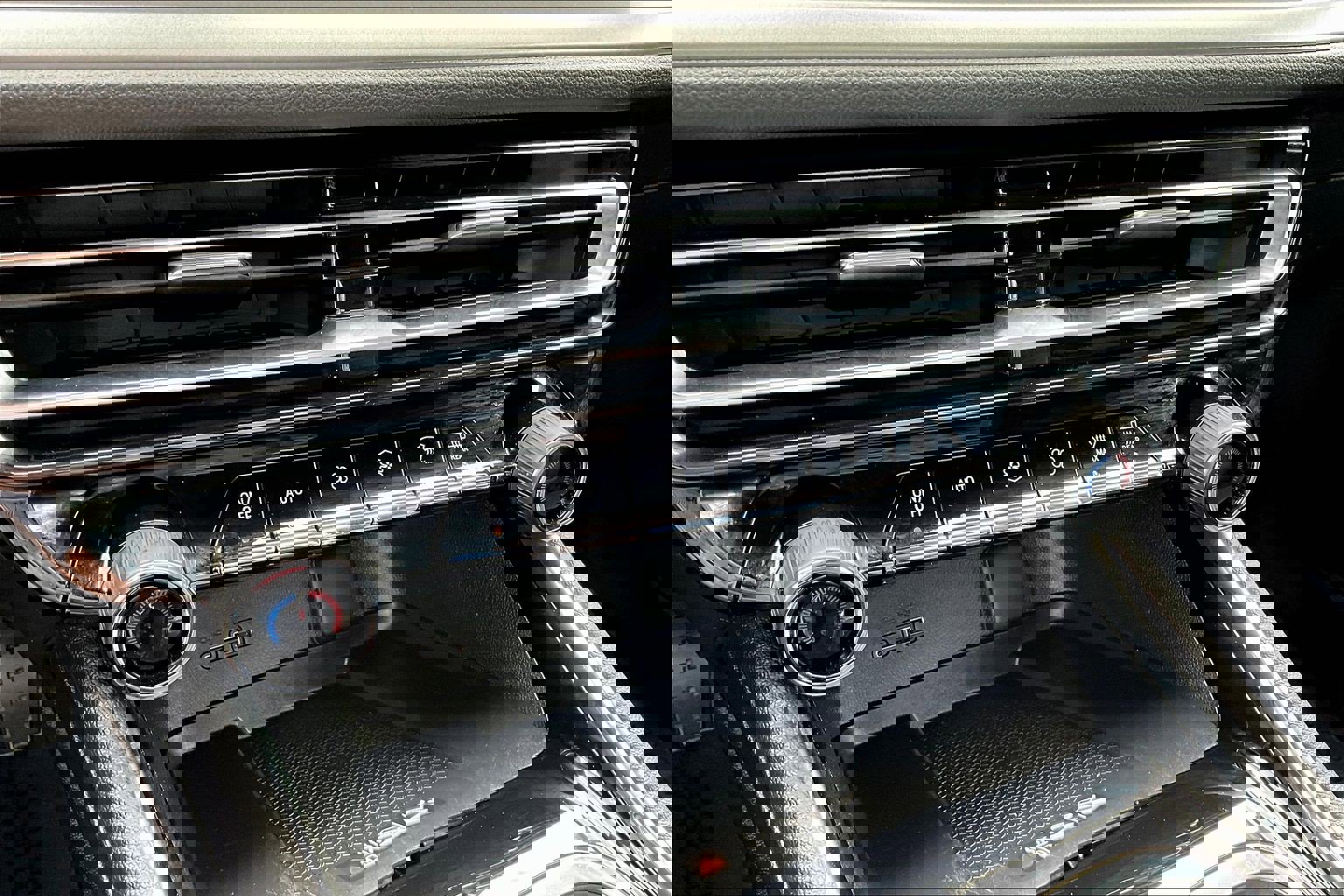 Used 2025 Chevrolet Traverse LT w/ Enhanced Driving Package AWD/4WD image 16