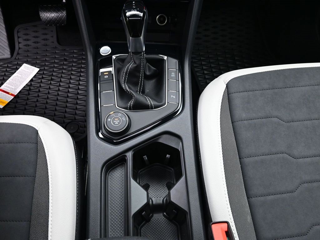 New 2025 Volkswagen Taos SE image 14