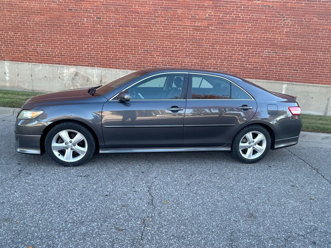 Used 2011 Toyota Camry image 2