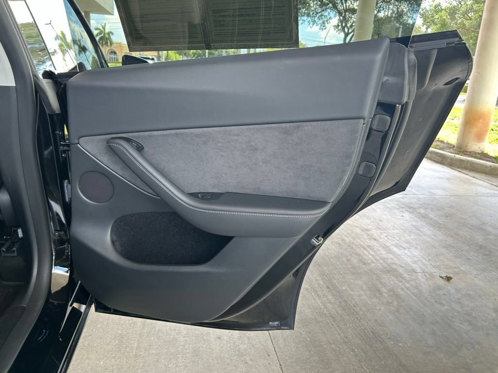 Used 2024 Tesla Model Y Long Range AWD/4WD image 27