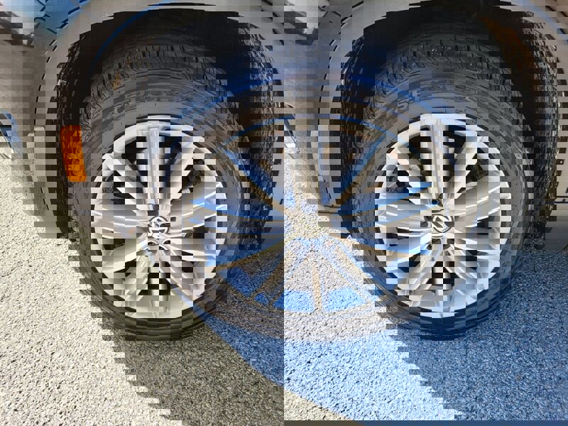 Used 2011 Volkswagen Tiguan SE image 30