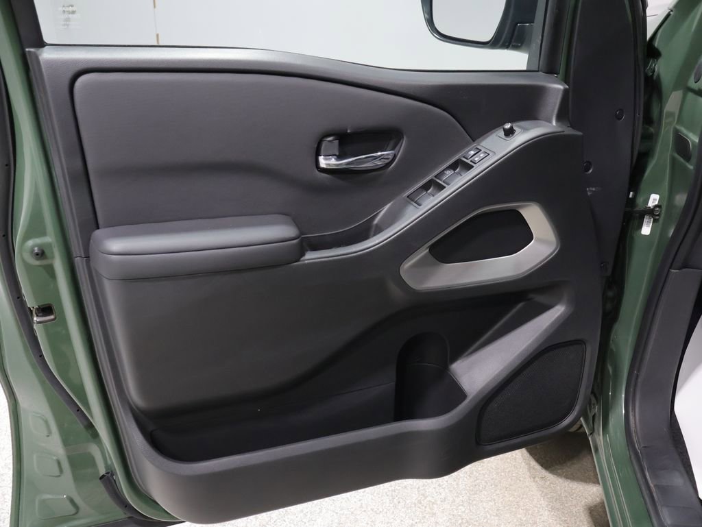 Used 2024 Nissan Frontier SV image 13