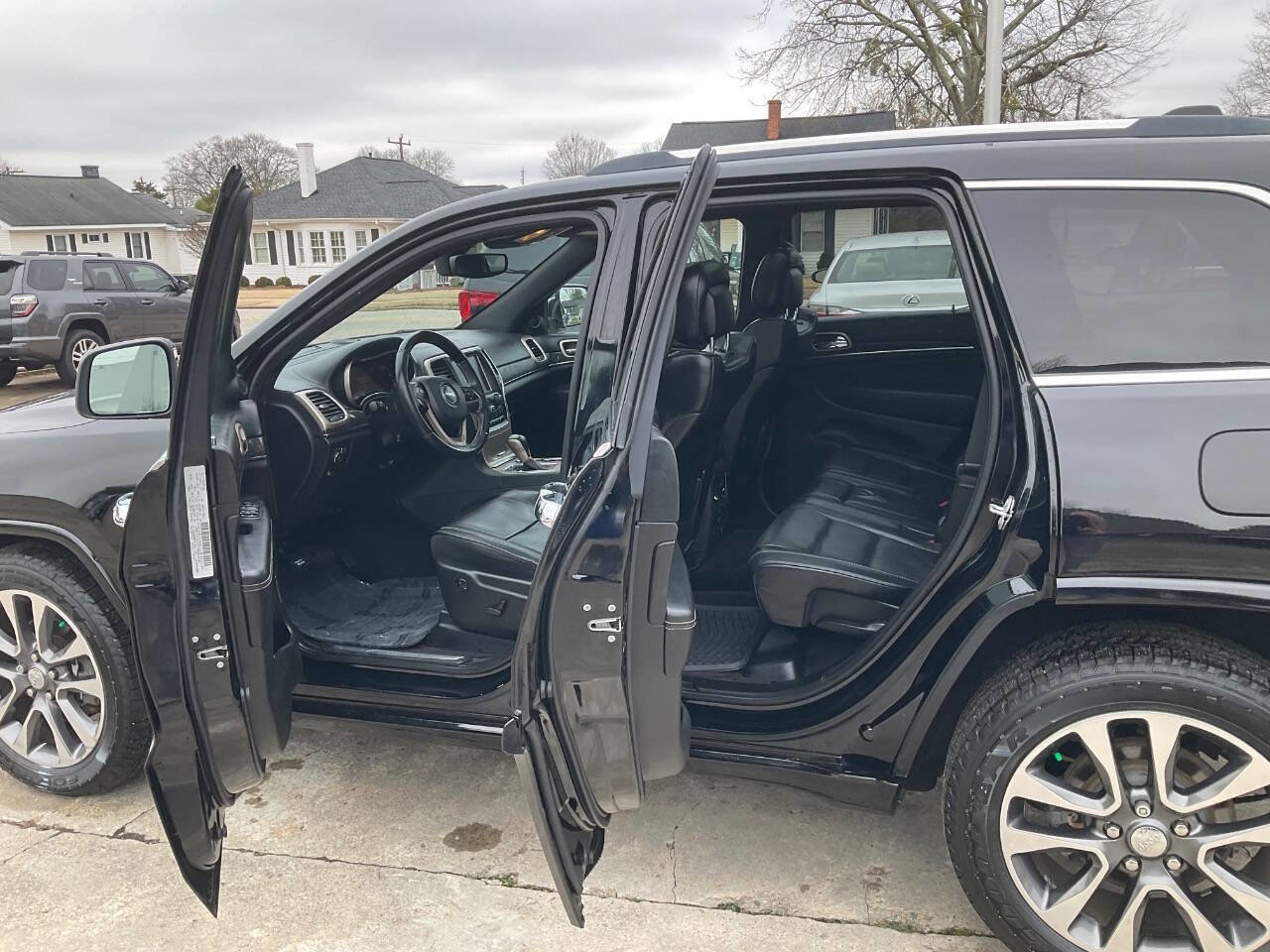 Used 2017 Jeep Grand Cherokee Overland RWD image 10