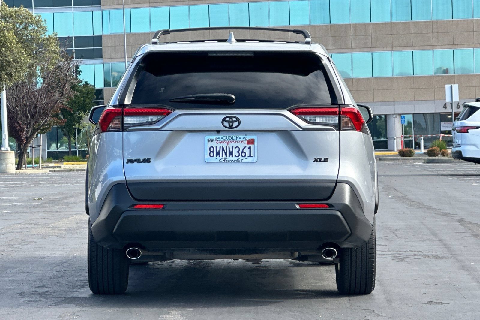Used 2020 Toyota RAV4 XLE Premium FWD image 5