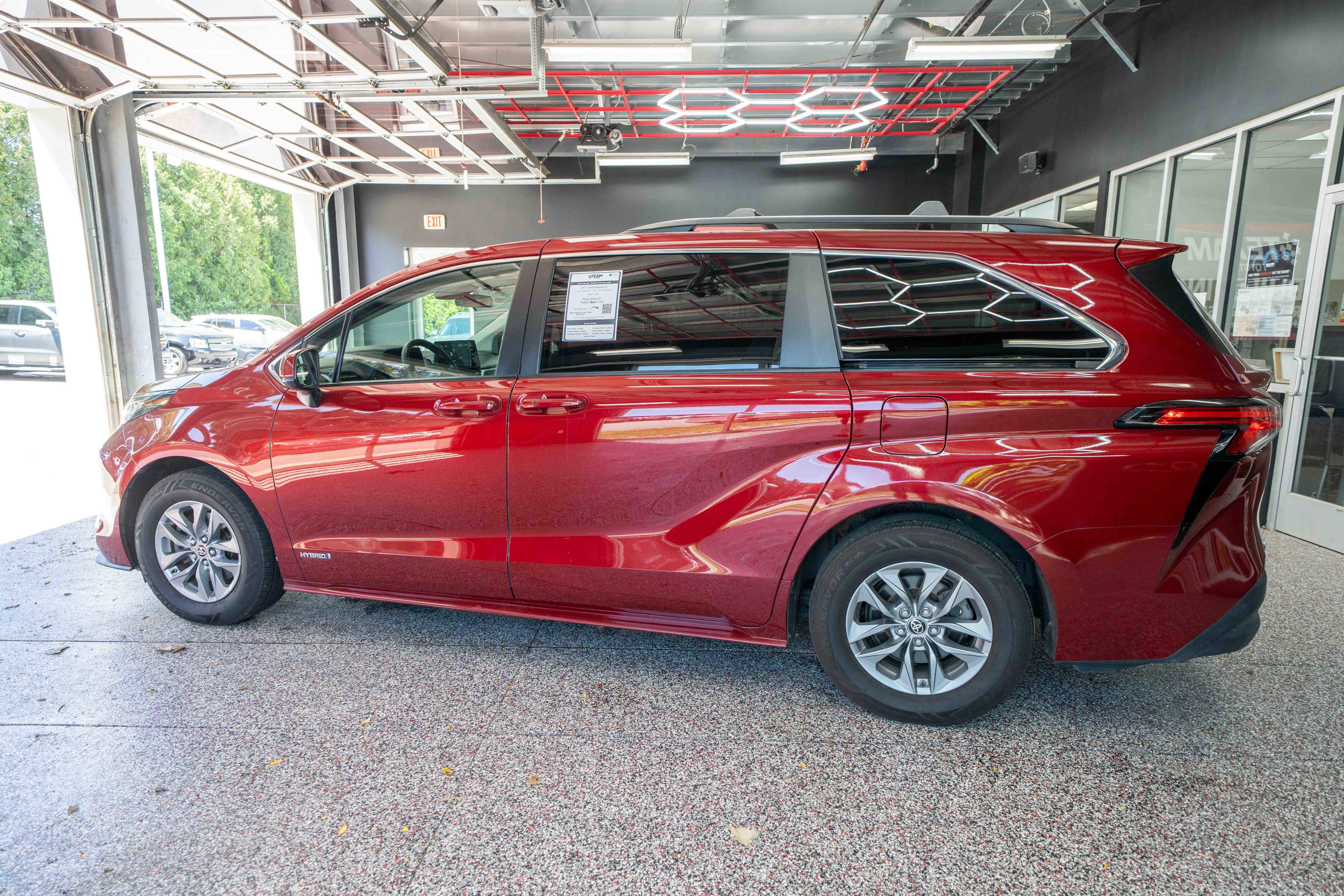 Used 2021 Toyota Sienna LE AWD/4WD image 2