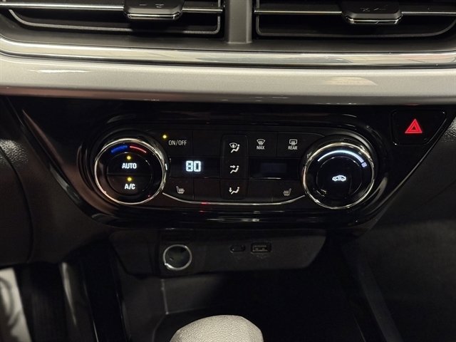 Used 2025 Chevrolet Trax LT w/ LT Convenience Package FWD image 24