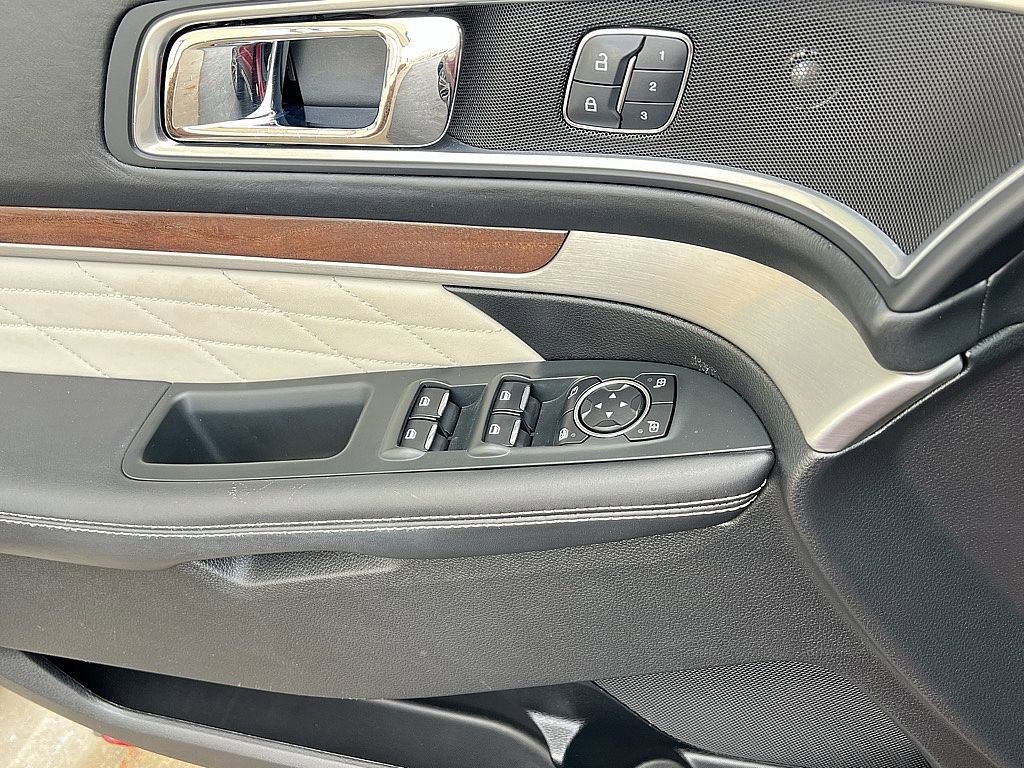 Used 2016 Ford Explorer Platinum image 23