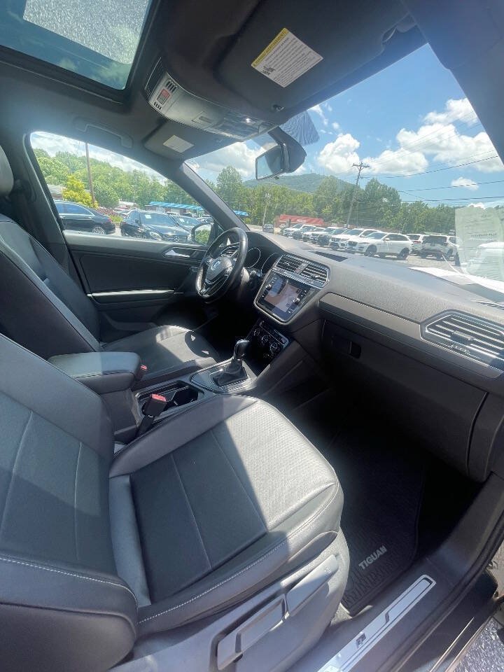 Used 2018 Volkswagen Tiguan SEL w/ R-Line Package FWD image 18
