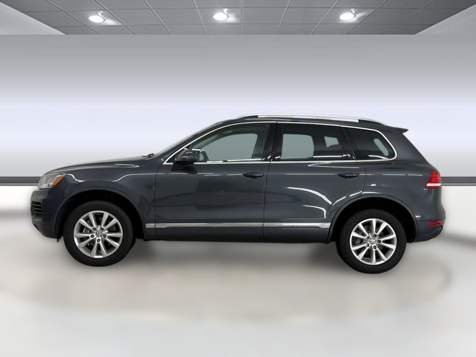 Used 2014 Volkswagen Touareg Sport AWD/4WD image 2