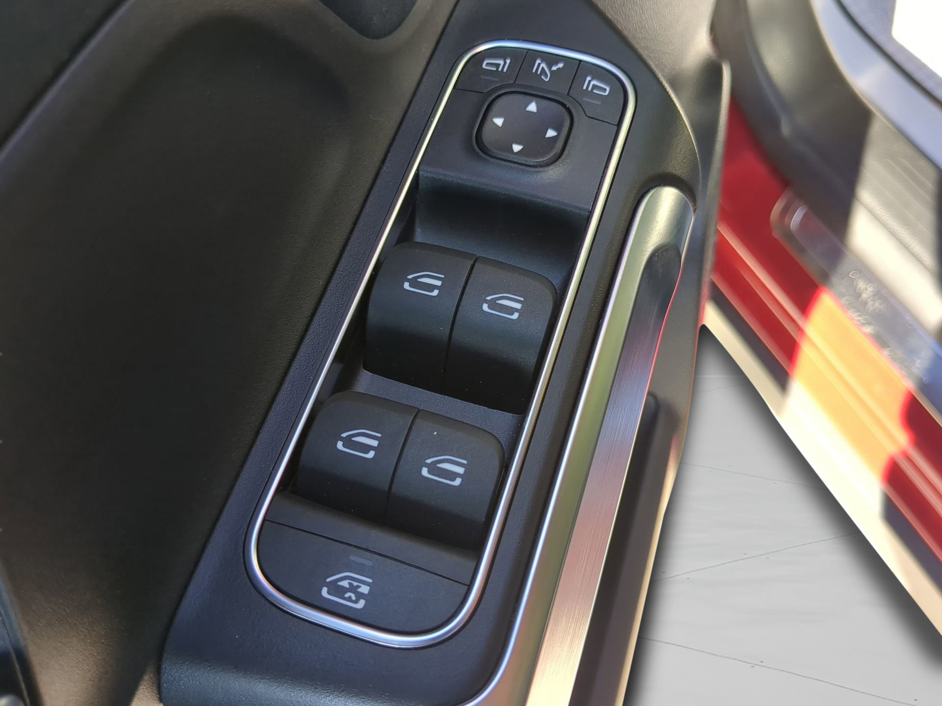 Used 2024 Mercedes-Benz EQB 300 4MATIC image 47