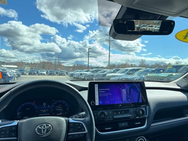 Used 2024 Toyota Grand Highlander Limited image 2