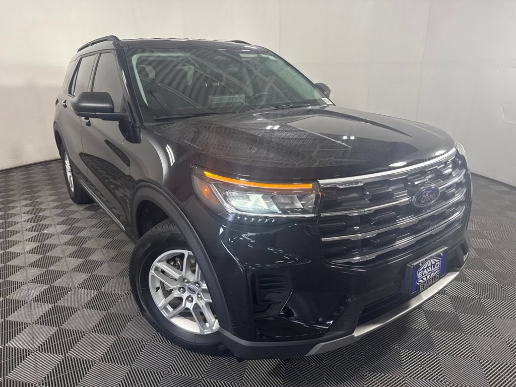 Used 2025 Ford Explorer Active AWD/4WD image 2