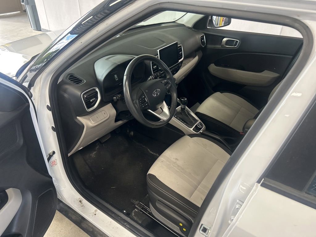 Used 2025 Hyundai Venue SEL FWD image 2