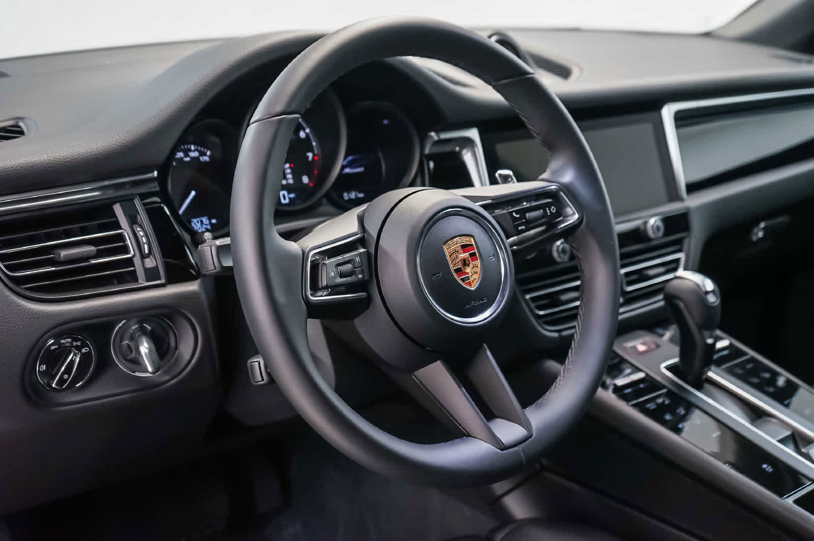 Certified 2026 Porsche Macan AWD/4WD image 4