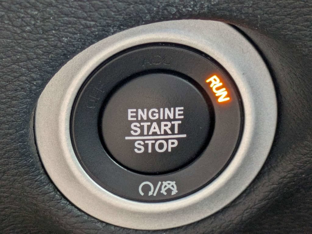 Used 2025 Chrysler Pacifica Limited FWD image 36