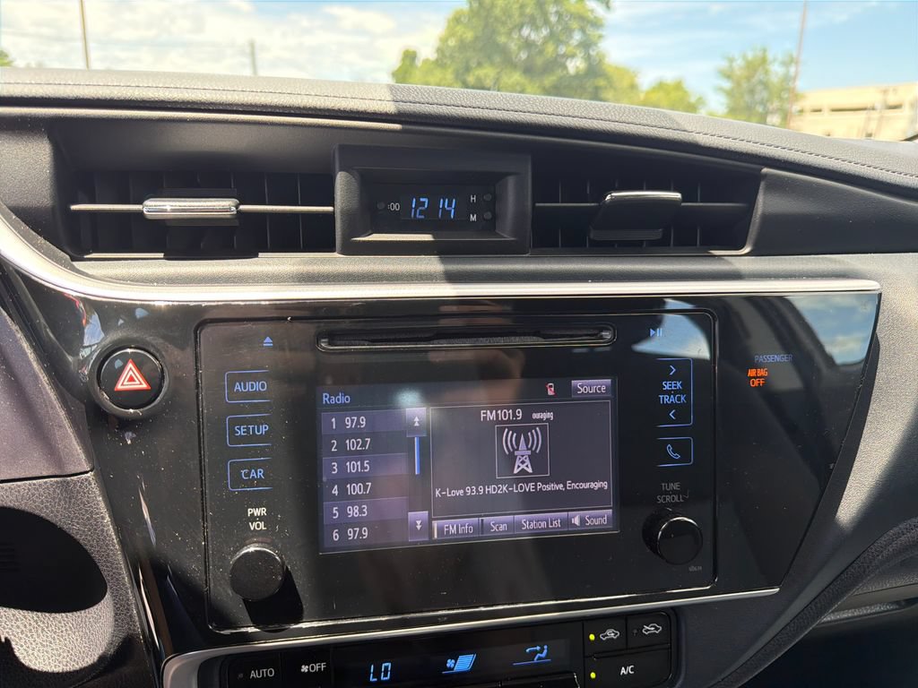 Used 2018 Toyota Corolla LE FWD image 32
