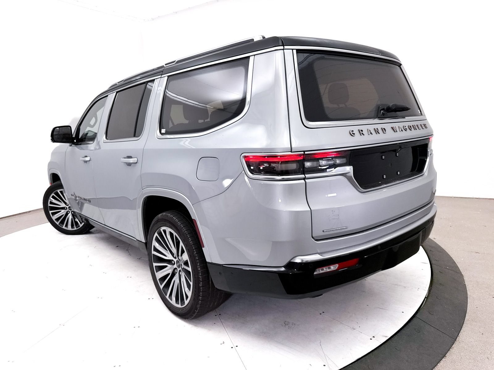 Used 2022 Jeep Grand Wagoneer Series III w/ Flexible Seating Group AWD/4WD image 2