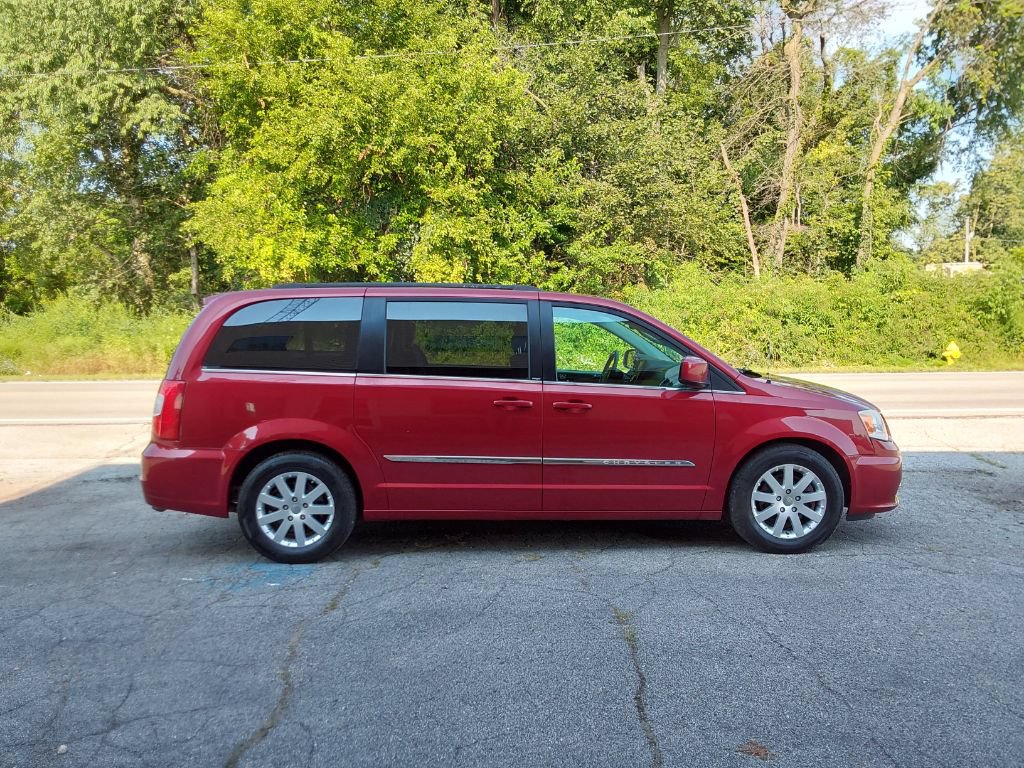 Used 2014 Chrysler Town & Country Touring FWD image 5