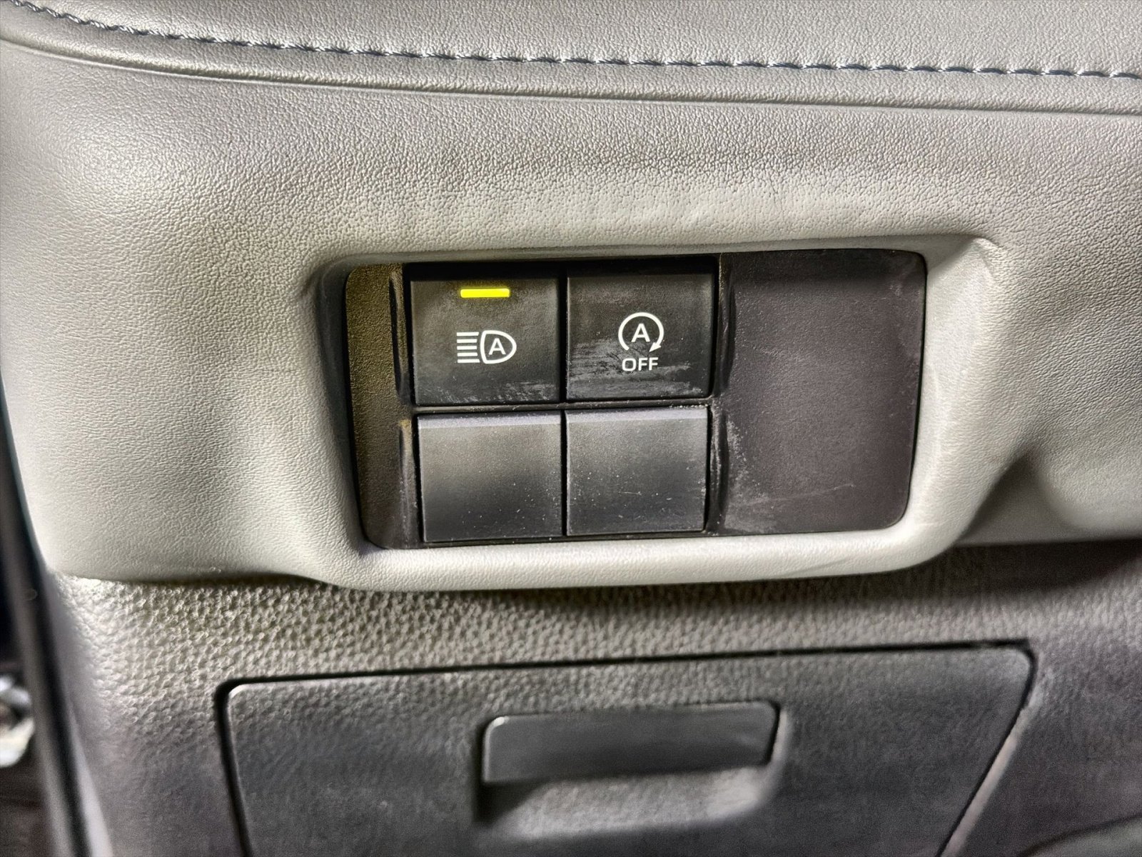 Used 2023 Toyota Highlander L AWD/4WD image 32
