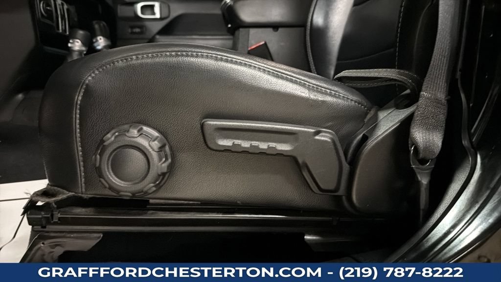Used 2018 Jeep Wrangler Unlimited Sahara AWD/4WD image 15