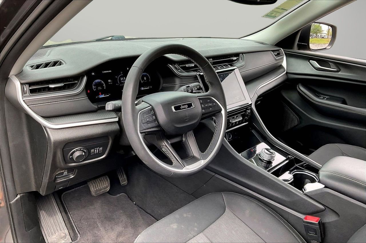 Used 2023 Jeep Grand Cherokee Laredo image 19