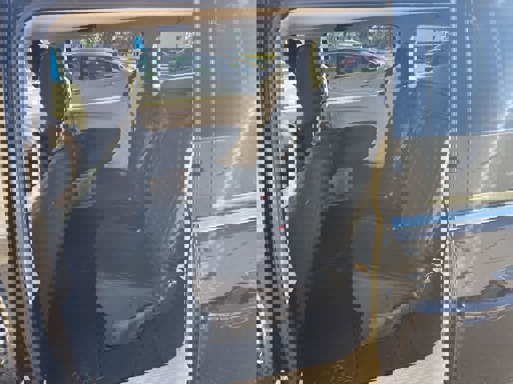 Used 2023 Chrysler Voyager LX image 33