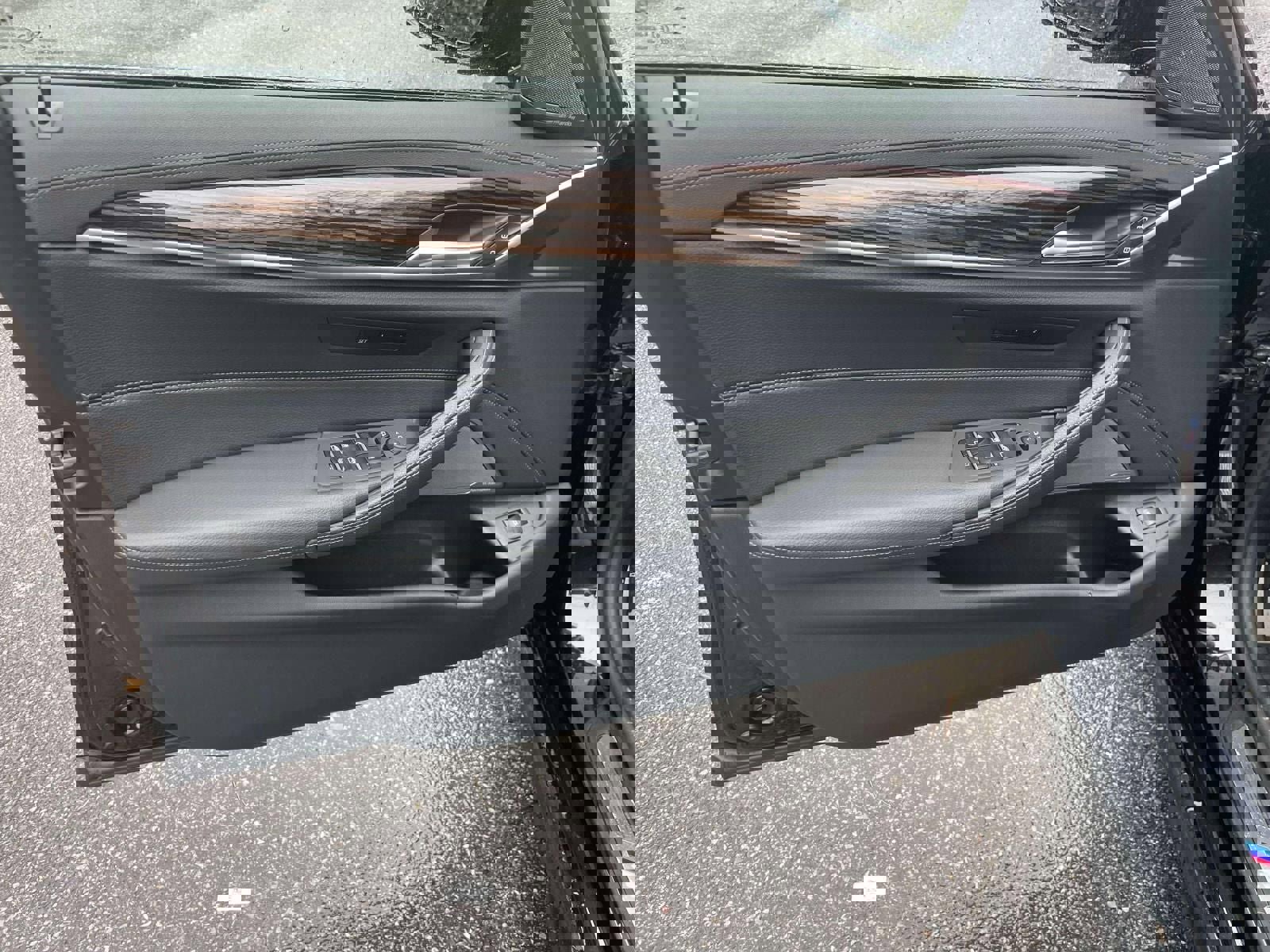 Used 2023 BMW M550i xDrive w/ Executive Package image 16