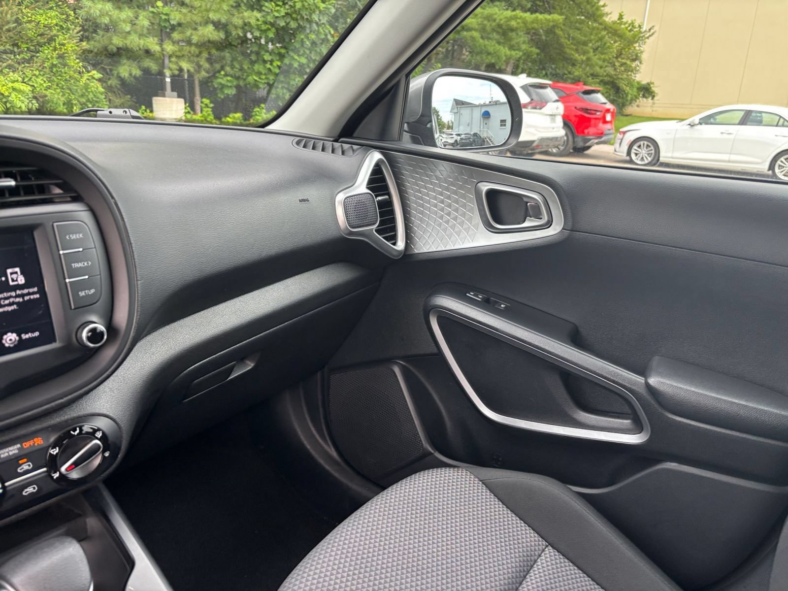 Used 2025 Kia Soul LX w/ LX Technology Package FWD image 32
