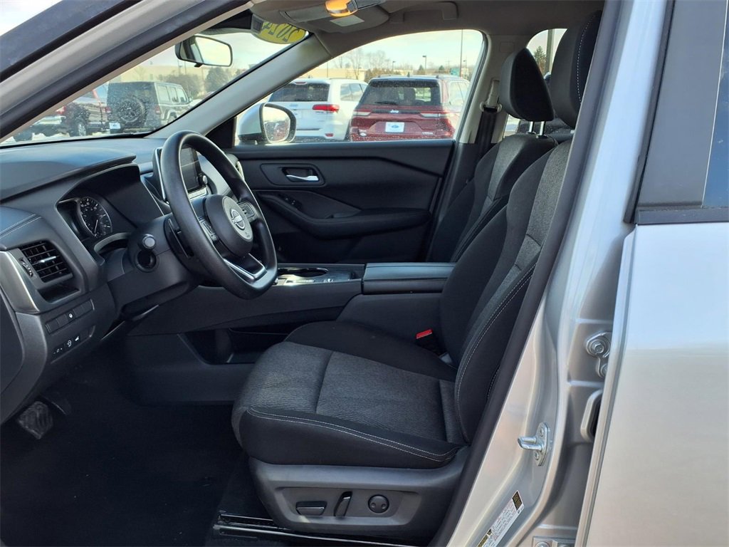 Used 2024 Nissan Rogue SV image 11