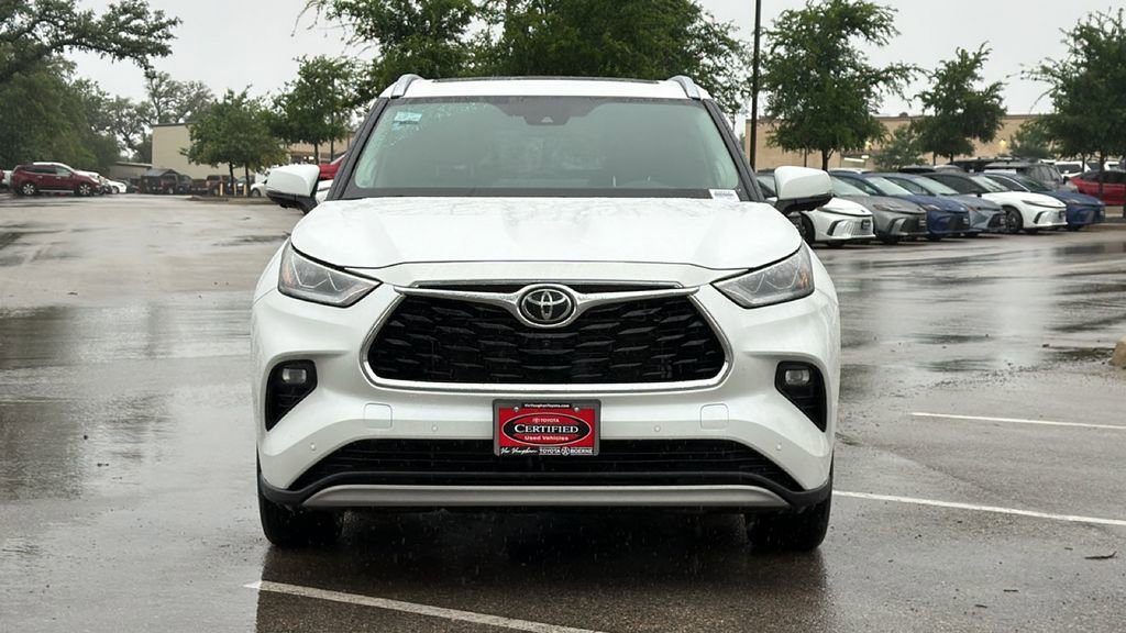 Used 2023 Toyota Highlander Platinum FWD image 2