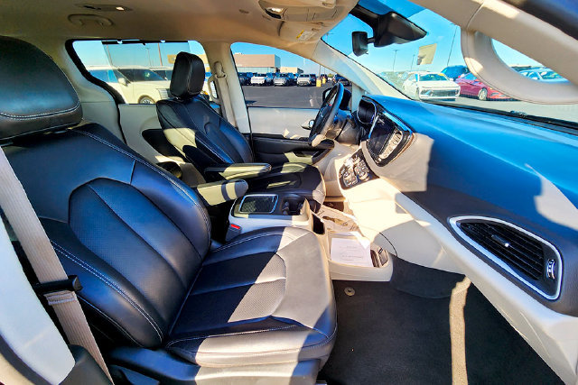 Used 2024 Chrysler Pacifica Touring-L FWD image 27