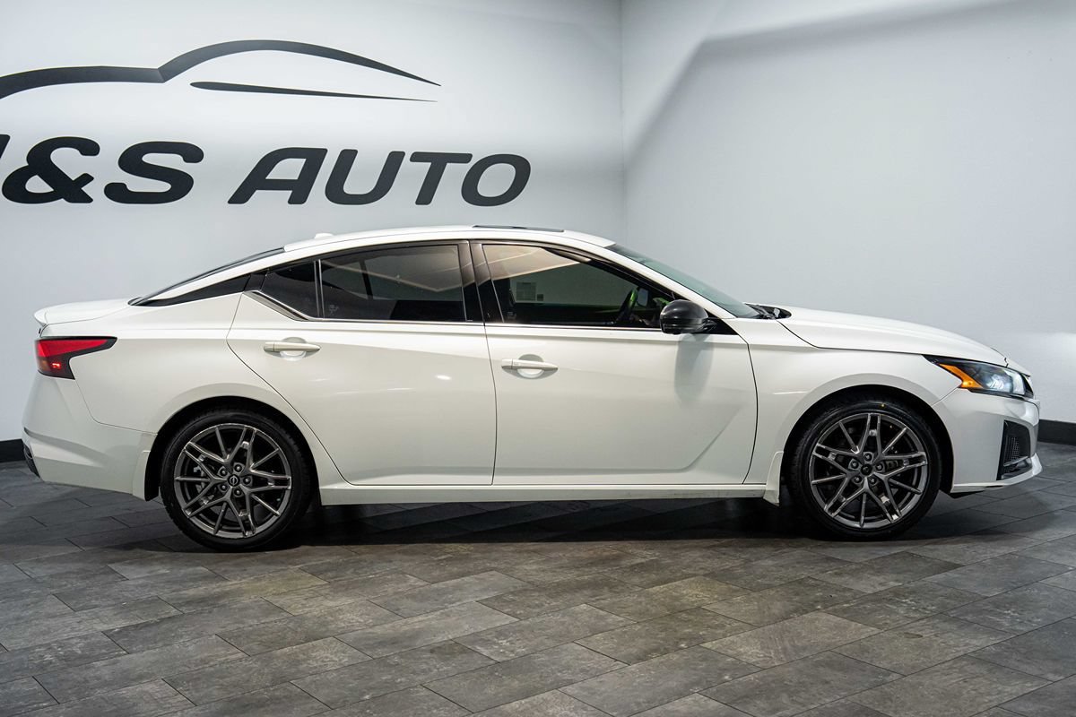 Used 2023 Nissan Altima 2.0 SR FWD image 7