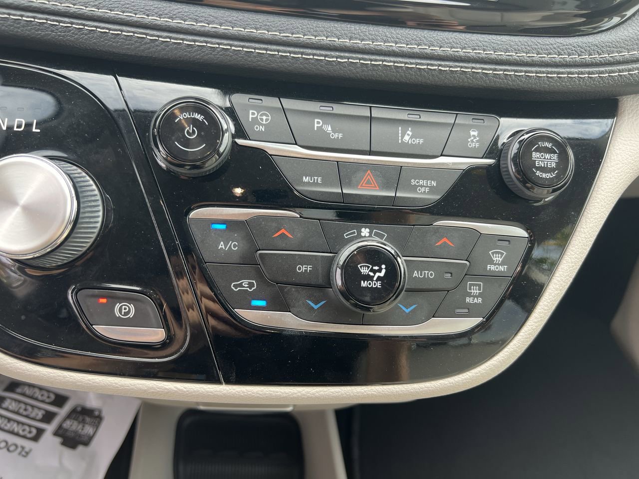 Used 2021 Chrysler Pacifica Touring-L FWD image 28