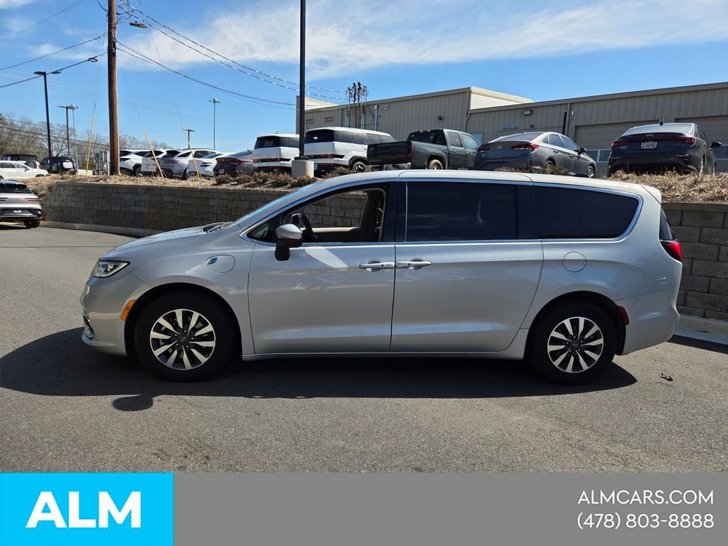 Used 2023 Chrysler Pacifica Touring-L image 3