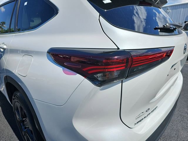 Used 2024 Toyota Highlander LE FWD image 35