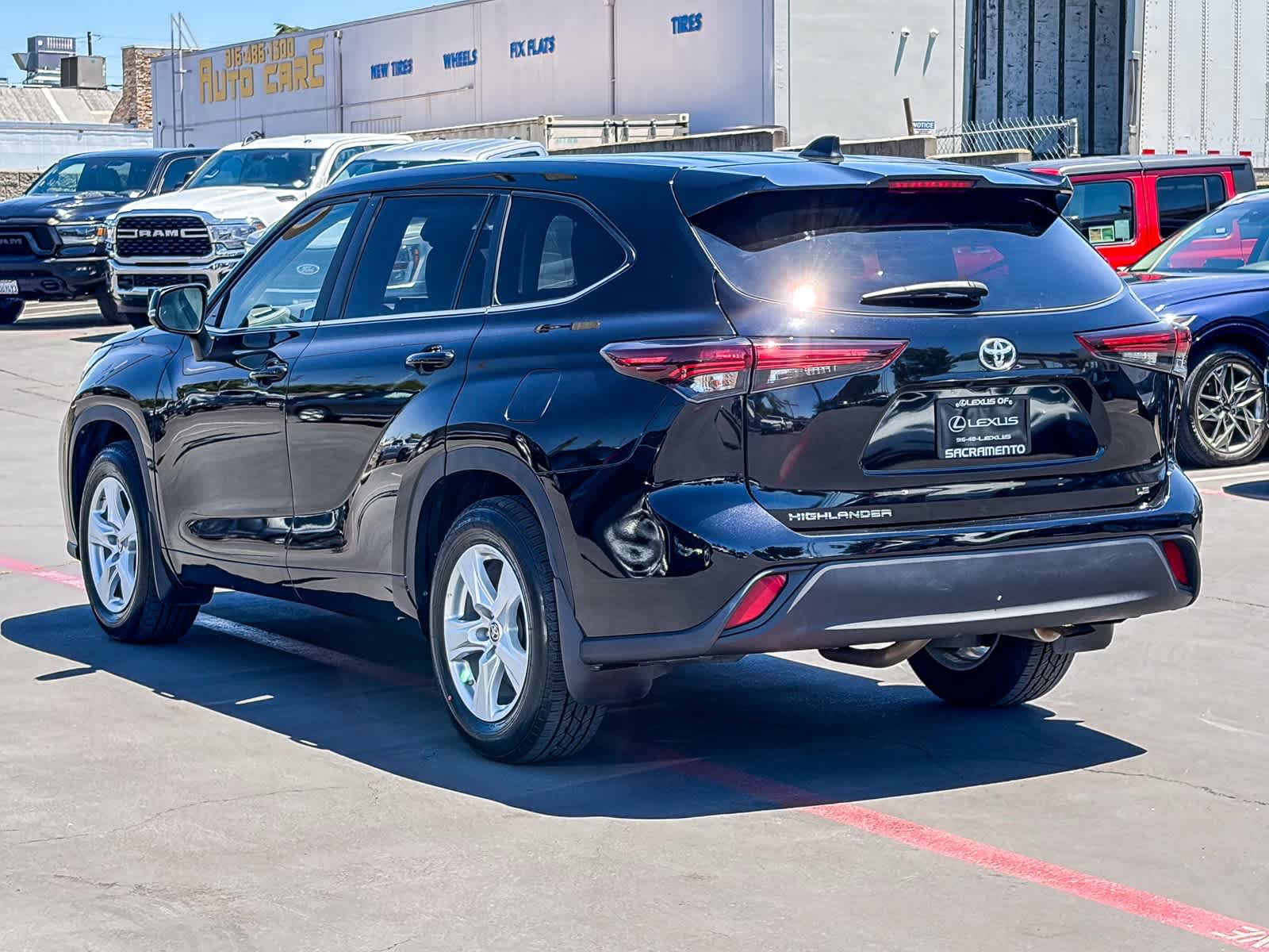Used 2024 Toyota Highlander LE FWD image 2
