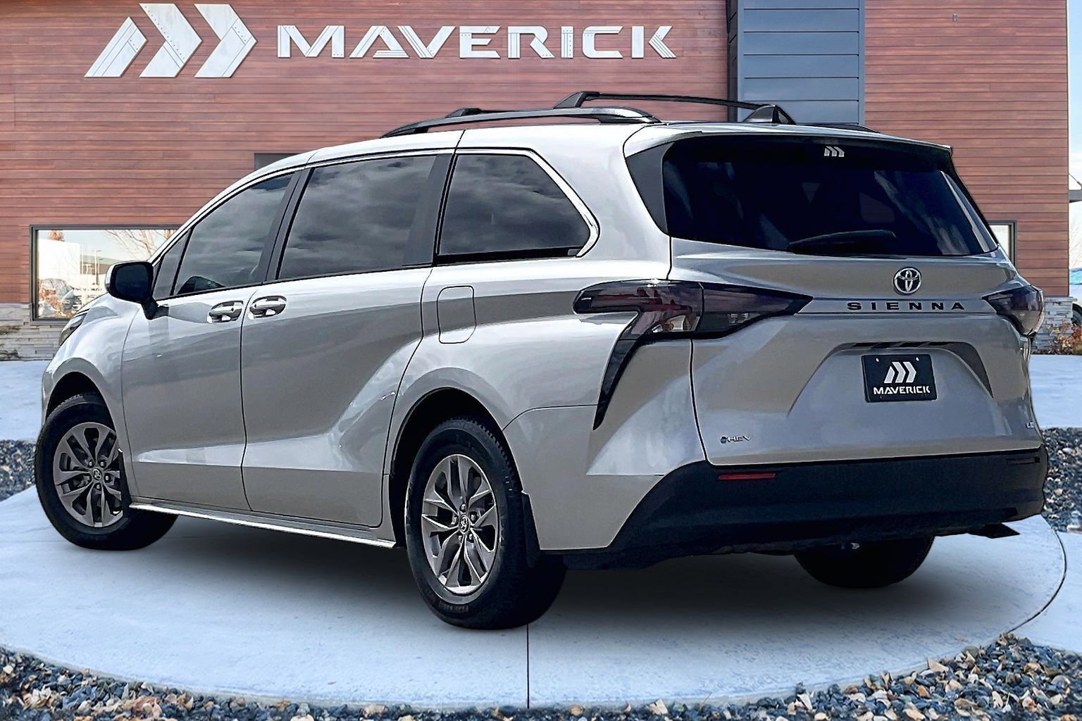 Used 2025 Toyota Sienna LE FWD image 4