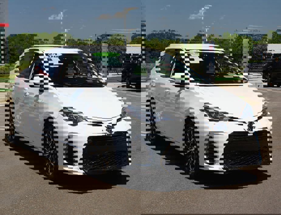 Used 2018 Toyota Corolla SE FWD image 2