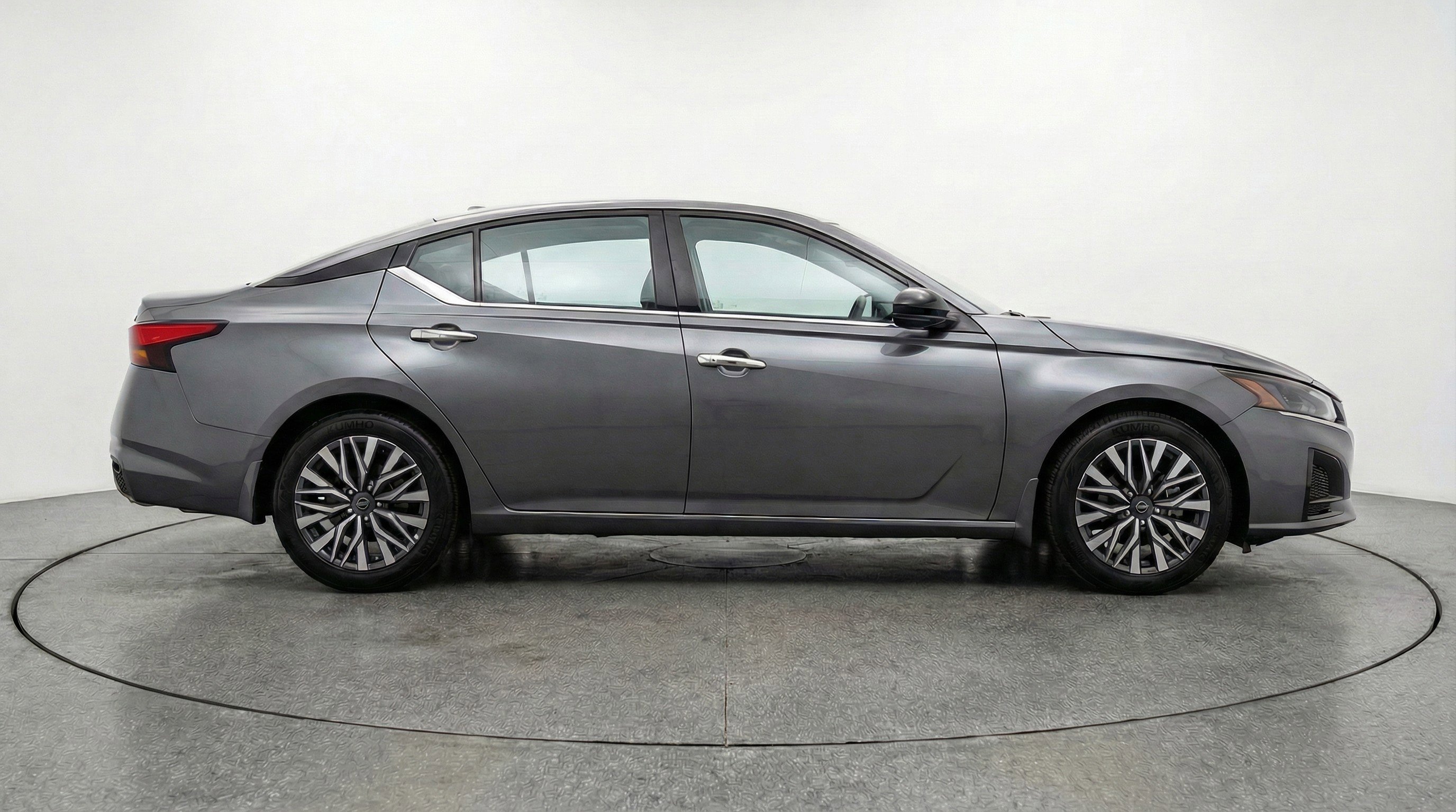 Used 2025 Nissan Altima 2.5 SV image 11