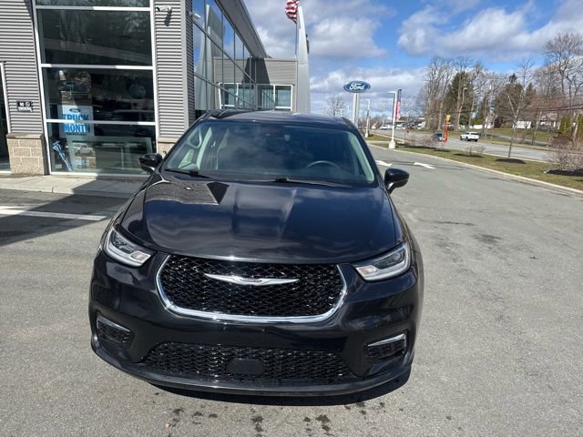 Used 2023 Chrysler Pacifica Touring-L image 3