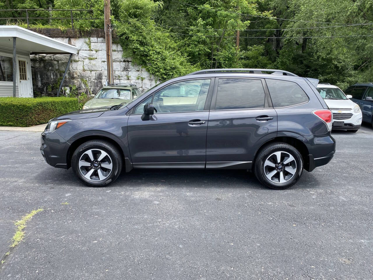 Used 2017 Subaru Forester 2.5i Premium AWD/4WD image 2