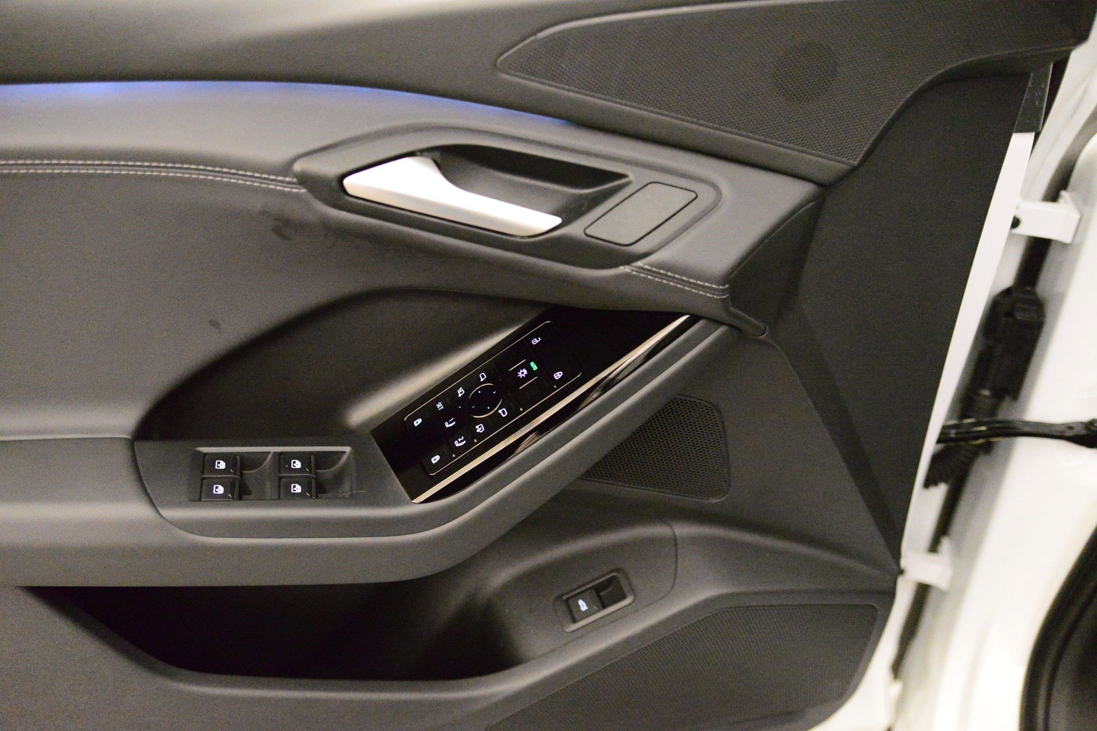 Certified 2025 Audi Q6 e-tron Premium w/ Convenience Package image 25