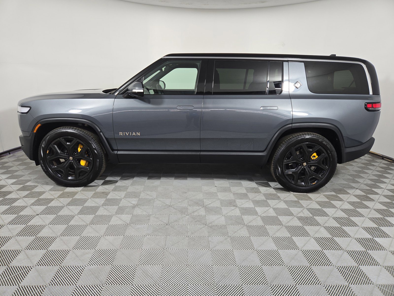 Used 2024 Rivian R1S Adventure AWD/4WD image 2