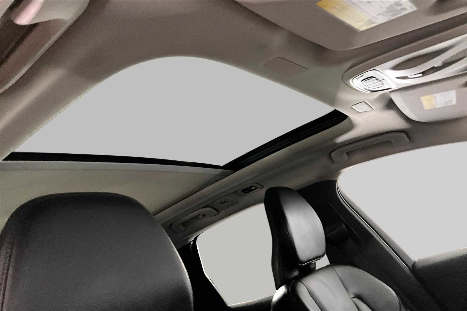 Used 2019 Volvo XC60 T5 Momentum w/ Premium Package AWD/4WD image 14