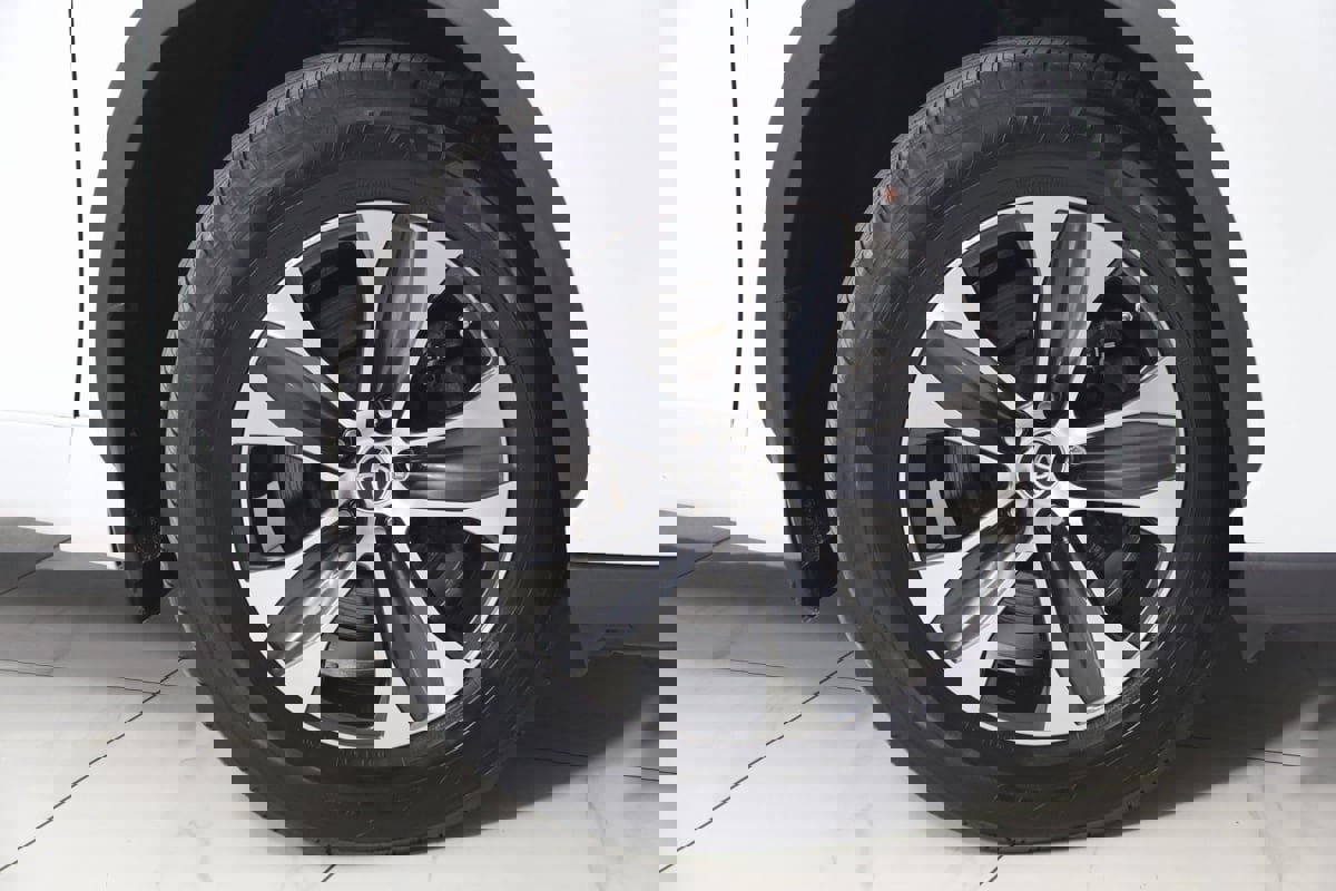 Used 2023 Toyota Highlander XLE image 16