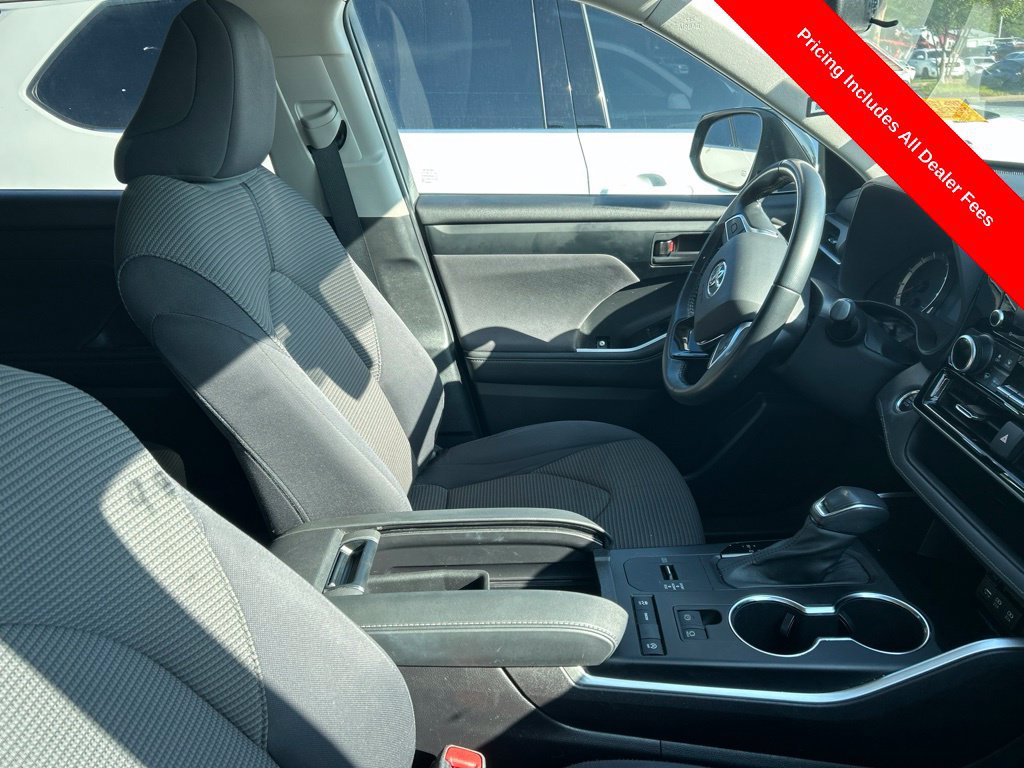 Used 2021 Toyota Highlander LE FWD image 3