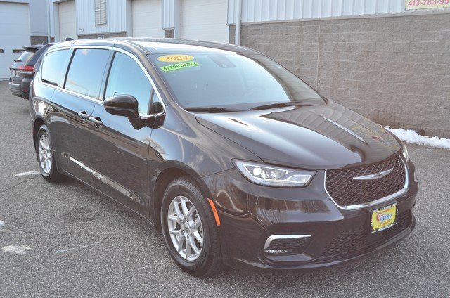 Used 2024 Chrysler Pacifica Touring-L image 2