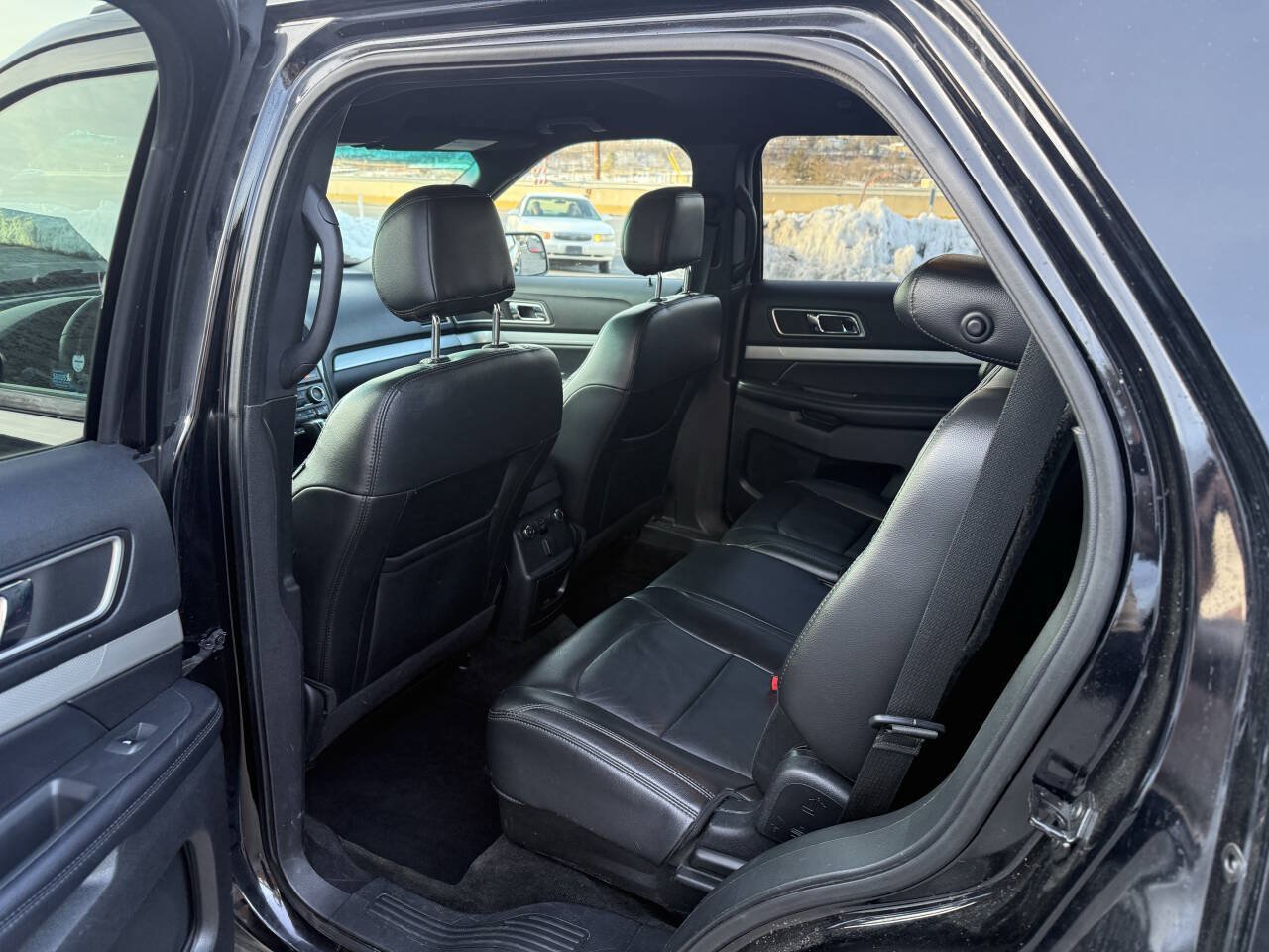 Used 2016 Ford Explorer XLT w/ Equipment Group 202A AWD/4WD image 14