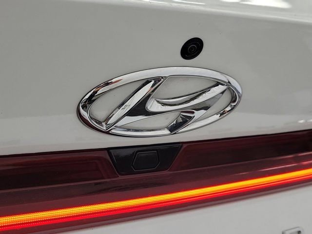 Used 2023 Hyundai Elantra Limited w/ Winter Weather Package FWD image 9