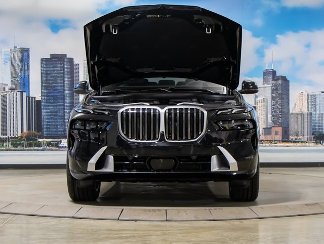 Used 2025 BMW X7 xDrive40i w/ Premium Package image 4